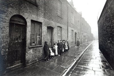 Sloppenwijken van Londen, c.1900 door English Photographer